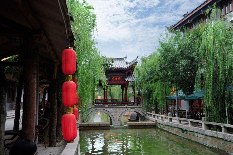 两男子采摘马蜂窝后离开,路人途经被蜇伤身亡,家属起诉索赔30余万